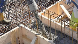 Заливка бетона в деревянную опалубку