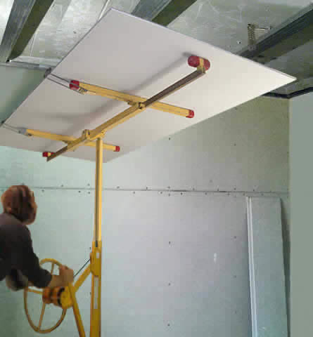 Механическое устройство для подъема листов гипсокартона на потолок