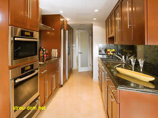 Мебель и оборудование кухни расположены в два ряда