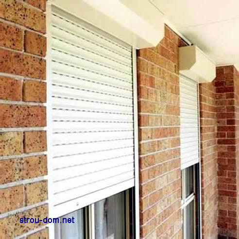 Сберечь выработанное тепло в доме можно путем утепления окон - установки роллет на окна
